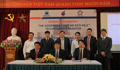 The NS Eco-Pile, a screwed steel pile developed by Japanese firm Nippon Steel and Sumikin Engineering, was transferred to a Vietnamese partner on March 23 (Photo: baogiaothong)