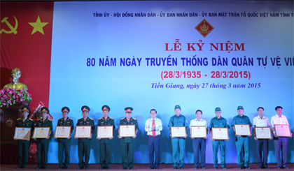 Nguyen Van Khang, Chairman awarded the Recognition and donated works 1 billion welfare standards NTM Binh Commune Conference.