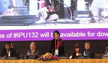 NA Vice Chairwoman Nguyen Thi Kim Ngan chairs the meeting.