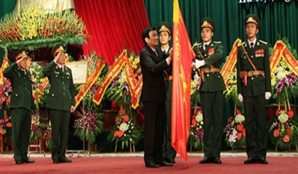 President Truong Tan Sang confers the Gold Star Order on the militia and self-defence force. (Credit: QDND)