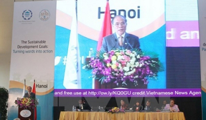 Vietnamese NA Chairman Nguyen Sinh Hung speaks at the IPU-132 Meeting of Women Parliamentarians (photo: VNA)