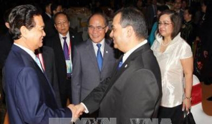 Prime Minister Nguyen Tan Dung and delegates at the reception (Photo: VNA)