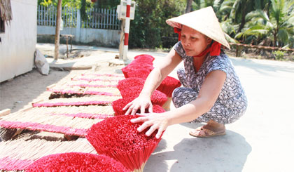 Cô Phạm Thị Kính phơi nhang.