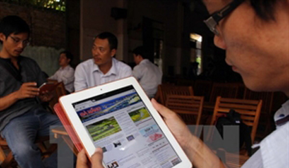 People access the Internet through wifi in Da Nang city (Photo: VNA)