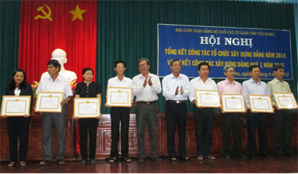 Đại diện các chi, đảng bộ đạt danh hiệu trong sạch, vững mạnh tiêu biểu năm 2014 nhận Giấy khen.