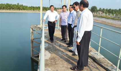 The delegate inspected the six hectares storge water pond in Tan Thoi commune, Tan Phu Dong district