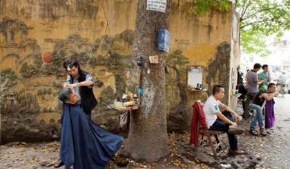 Street barbers in Hanoi in 2014 (Photo: Catherine Karnow)