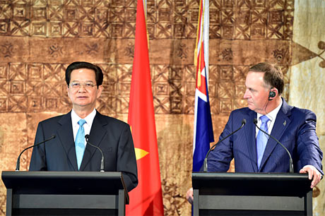 Thủ tướng Nguyễn Tấn Dũng và Thủ tướng New Zealand John Key ra Tuyên bố chung về tăng cường quan hệ đối tác toàn diện giữa Việt Nam và New Zealand. Ảnh: VGP/Nhật Bắc