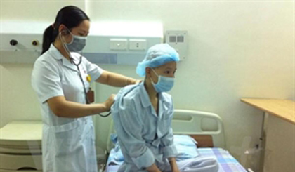 Linh is examined after the transplant (Photo: VNA)