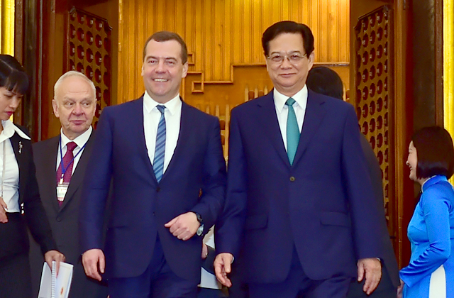 Hai Thủ tướng vui vẻ bước ra khỏi phòng hội đàm. Ảnh VGP/Nhật Bắc