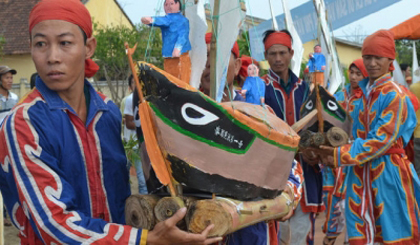 The rituals are a tribute to the sailor-soldiers who left their homeland to tap natural resources and safeguard the country’s sovereignty. (Photo credit: laodong.com.vn)