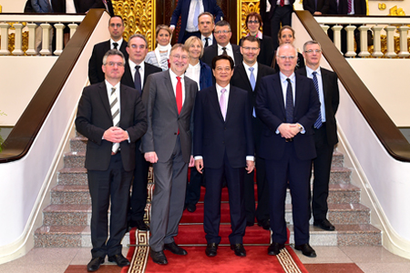 Thủ tướng Nguyễn Tấn Dũng và các thành viên Đoàn công tác Ủy ban Thương mại quốc tế, Nghị viện châu Âu. Ảnh: VGP/Nhật Bắc
