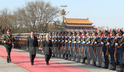 Party General Secretary Nguyen Phu Trong and Chinese Party General Secretary and State President Xi Jinping address the guards of honour. (Credit: VNA)
