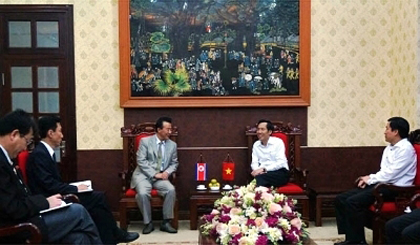 CPV Central Committee member and Nhan Dan Newspaper Editor-in-Chief Thuan Huu (right) receives DPRK Ambassador to Vietnam Kim Chang Il. (Photo: Phan Linh)