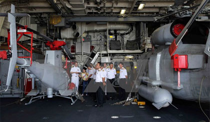Hải quân Việt Nam tham quan tìm hiểu về cách cứu hộ cứu nạn của máy bay trên tàu tác chiến ven biển USS Fort Worth của Hải quân Hoa Kỳ ngày 7-4. Ảnh: Trần Lê Lâm/TTXVN