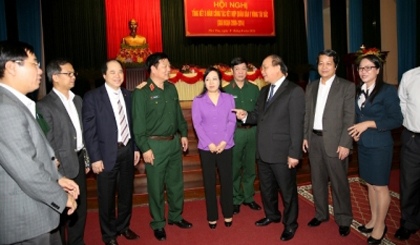 Deputy PM Nguyen Xuan Phuc talks with delegates at the event. (Image credit: VGP)