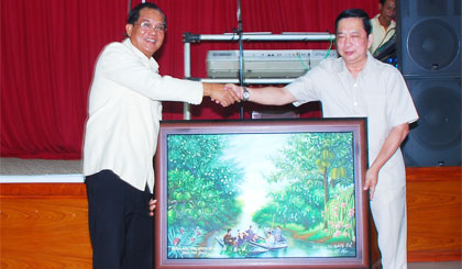 The delegation of Tien Giang led by Tran The Ngoc, the Secretary of the provincial Party Committee, has just held the meeting with leaders Savannakhet province on the official visit Laos.