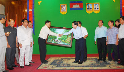 Tran The Ngoc, Secretary of the provincial Party Committee , offered a souvenir to Sinlavong Khoud Milling Thone, Vientiane Party Committee Secretary and Lord Mayor.