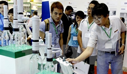 Visitors at the Analytica Vietnam 2014 (Photo: VNA)