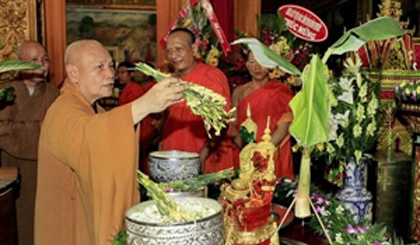 A monk bathe Buddha statues at the event in Ho Chi Minh City (Photo: VNA)