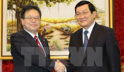 Chủ tịch nước Trương Tấn Sang và ông Hiroshige Seko (trái), Phó Chánh Văn phòng Nội các Chính phủ Nhật Bản. Ảnh: Thanh Vũ/TTXVN