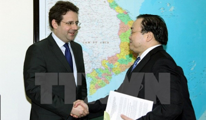  Deputy PM Hoang Trung Hai receives Minister of State for Foreign Trade, Promotion of Tourism and French Nationals Abroad under the Ministry of Foreign Affairs and International Development, Matthias Fekl.