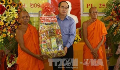 VFF President Nguyen Thien Nhan (middle) presents gifts to Khmer people in Can Tho city for the Chol Chnam Thmay festival (Photo: VNA)