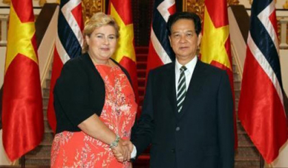 PM Nguyen Tan Dung (right) receives Norwegian PM in Hanoi (photo: VNA)