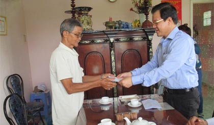 Mr Le Hong Quang offered gifts to Nguyen Van Lam, ward 3, Go Cong town.