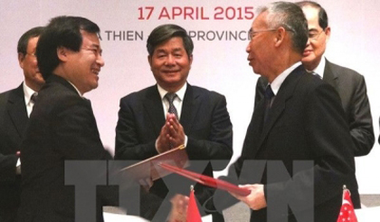 Minister of Planning and Investment Bui Quang Vinh and Singaporean Minister of Trade and Industry Lim Hng Kiang witness the signing ceremony. (Credit: VNA)