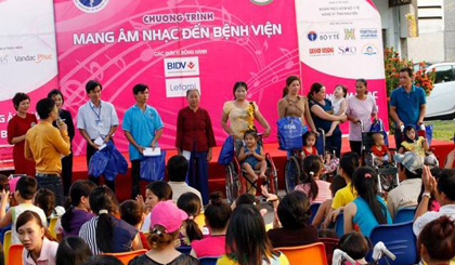 Three special art performances are being held in Hanoi and Ho Chi Minh city as part of the programme “Bringing music to hospitals” to mark the 40th anniversary of southern liberation and national unification (April 30th).