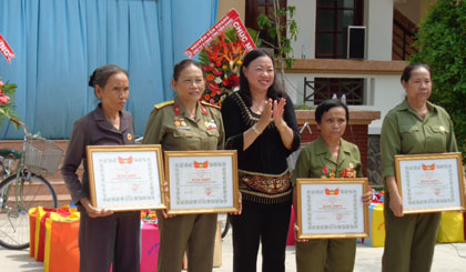 Bà Trần Kim Mai, Phó Chủ tịch UBND tỉnh trao bằng khen