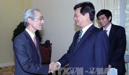 Prime Minister Nguyen Tan Dung (R) and Chairman of the Bank of Tokyo Mitsubishi UFJ Nobuyuki Hirano