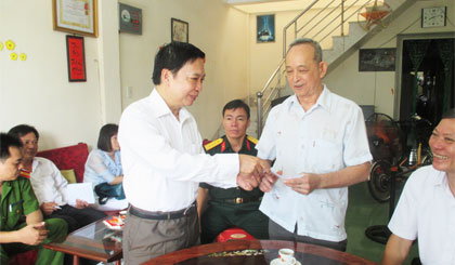 Tran The Ngoc visited and presented gift to Chin Cong’s family in ward 4, My Tho city, former Secretary of the provincial Party Committee in war.