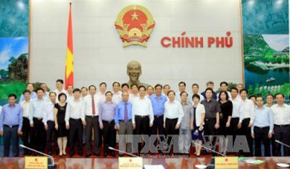 PM Nguyen Tan Dung with the delegates (VNA)