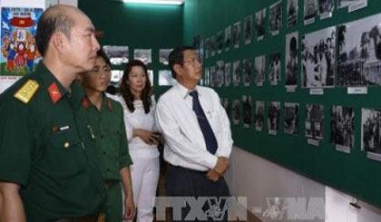 Visitors at the exhibition themed ‘Spring of Great Victory 1975 – Strength of Vietnam’ in Can Tho (Photo: VNA)