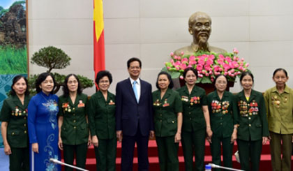 Prime Minister Nguyen Tan Dung and war veterans and former wartime youth volunteers at the gathering (Photo; VGP)