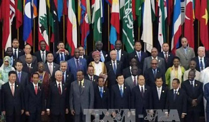 State President Truong Tan Sang (fifth right, first row) and other leaders pose for a photo at the ceremony. (Credit: VNA)
