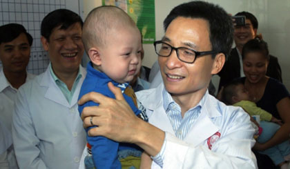 Deputy PM Vu Duc Dam calls on the community to be aware of the importance of vaccines in children’s health. (Credit: VGP)