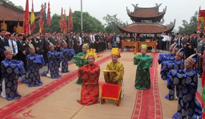 The incense offering ceremony to the nation’s legendary father Lac Long Quan (Credit: nhandan)