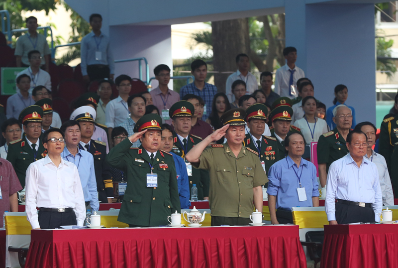 Trong ảnh (hàng đầu từ trái sang phải): Phó Thủ tướng Vũ Đức Đam, Trưởng Ban Tổ chức cấp quốc gia kỷ niệm các ngày lễ lớn trong 2 năm 2014-2015, Bộ trưởng  Phùng Quang Thanh, Bộ trưởng  Trần Đại Quang, Bí thư Thành ủy TPHCM Lê Thanh Hải tại buổi tổng duyệt. Ảnh: VGP/Đình Nam