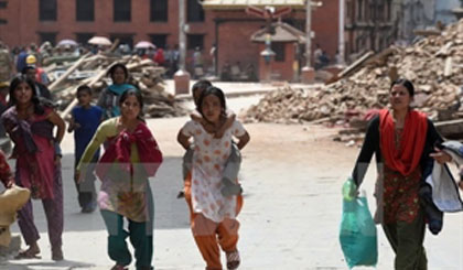 People are seen running on to the streets once again as a major aftershock strikes the crisis-hit nation. (Photo: AFP/VNA)