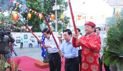 Bí thư Tỉnh ủy Trần Thế Ngọc, Phó Bí thư Thường trực Tỉnh ủy Nguyễn Văn Danh và Phó Chủ tịch UBND tỉnh Trần Thanh Đức dâng hương  nhân Ngày Giỗ Quốc Tổ Hùng Vương năm 2015 tại Bảo tàng Tiền Giang.