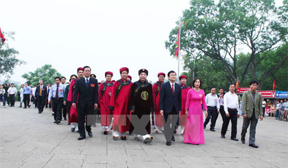 Phó Bí thư Tỉnh ủy Lê Hồng Quang (người thứ ba từ trái sang) cùng đoàn đại biểu dâng hương tưởng niệm các Vua Hùng. Ảnh: TTXVN