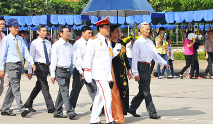 Đoàn cán bộ tỉnh Tiền Giang đến đặt vòng hoa và vào Lăng viếng Chủ tịch Hồ Chí Minh.