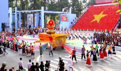 At the grand meeting and parade in Ho Chi Minh City on the morning of April 30 to commemorate the 40th anniversary of the Liberation of the South and National Reunification. (VNA)