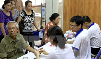 Medical workers give check-ups and advice to patients (Photo: VNA)