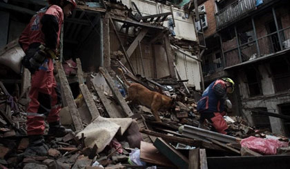 Công tác cứu hộ vẫn đang diễn ra tại Nepal sau thảm họa động đất. Ảnh: AFP