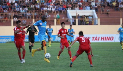 Uche (in blue) scores the decisive goal for Sanna Khanh Hoa BVN. (Credit: thethaovanhoa.vn)