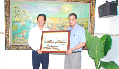 Mr. Nguyen Thanh Dieu, Deputy Director of Foreign Affairs Department of the provincial souvenirs handed him Fredesman Törrö Gonzales.